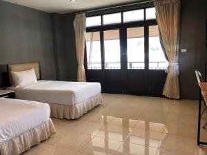 1 dormitorio con 2 camas y ventana grande en Laemdin Hotel, en Koh Samui 