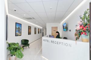 Area lobi atau resepsionis di Christchurch City Hotel