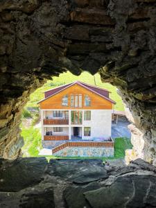 Lanchvali Inn في ميستيا: إطلالة المنزل من خلال النافذة