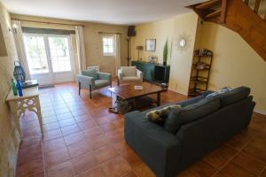 a living room with a couch and a table at Gites le Mathelin in Lamothe-Montravel