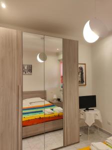 1 dormitorio con 1 cama con puerta de cristal en Green house 2018, en Roma