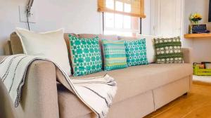un sofá con almohadas en la sala de estar en Habanitas en Santa Cruz de la Palma