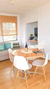 聖克魯斯－德拉帕爾馬的住宿－Habanitas，一间带木桌和白色椅子的用餐室