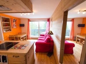 - un salon avec un canapé rouge et une table dans l'établissement Appartement La Salle-les-Alpes, 2 pièces, 4 personnes - FR-1-330F-121, à Serre Chevalier