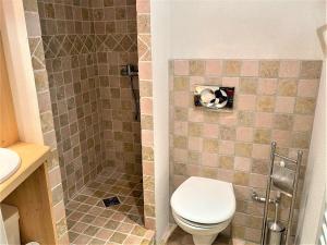 La salle de bains est pourvue d'une douche et de toilettes. dans l'établissement Appartement La Salle-les-Alpes, 2 pièces, 4 personnes - FR-1-330F-121, à Serre Chevalier