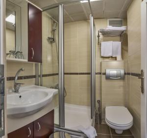 e bagno con lavandino, servizi igienici e doccia. di Istanbul Holiday Hotel a Istanbul