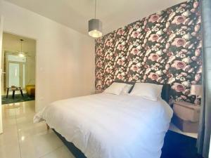 Posteľ alebo postele v izbe v ubytovaní Appartement Floral centre confort et spacieux Netflix et wifi gratuit