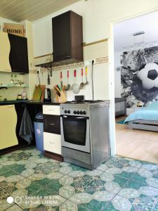 een keuken met een fornuis en een voetbal aan de muur bij Wielka Lipa 