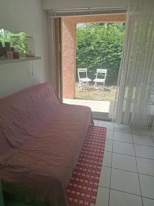 Postel nebo postele na pokoji v ubytování Appartement en rez de jardin et parking privatifs près des pistes