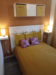 Postel nebo postele na pokoji v ubytování Appartement en rez de jardin et parking privatifs près des pistes + 10 fotografií