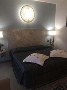 1 dormitorio con 1 cama con 2 almohadas en Hotel Feel Inn Venice Airport Rooms, en Campalto