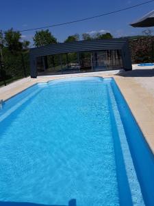 a large swimming pool with at La Roulotte de Bourgogne in Brianny