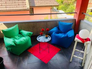 um pátio com 2 sofás e uma mesa na varanda em Apartman STUDIO Sch Sch Sch em Saraievo