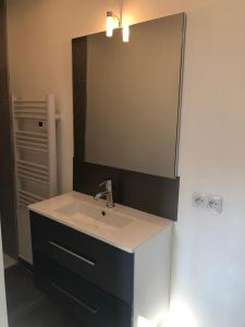 Ένα μπάνιο στο Studio avec piscine