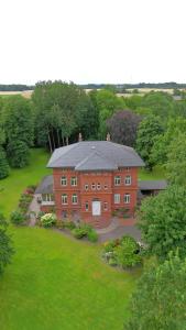 eine Luftansicht eines großen Backsteinhauses in der Unterkunft Haus im Park in Wesselburen