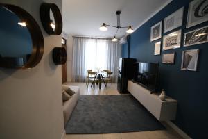 een woonkamer met een bank, een tv en een tafel bij Casa Ercoli Abbadia in Abbadia di Montepulciano