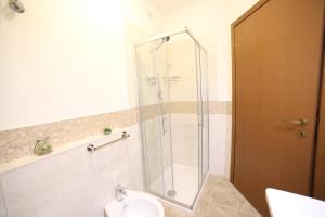 uma casa de banho com um chuveiro, um WC e um lavatório. em Casa Ercoli Abbadia em Abbadia di Montepulciano
