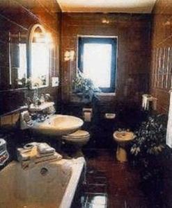 a bathroom with a tub and a sink and a toilet at Hotel Ambasciatori in Calitri