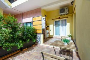 una habitación con 2 sillas y una mesa en un edificio en Casa Titina, en Capoterra