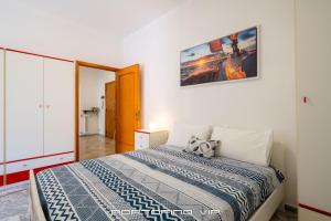 1 dormitorio con 1 cama y una foto en la pared en Casa Elisa by PortofinoVip, en Santa Margherita Ligure