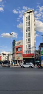 Khách sạn Phúc Thành في هانوي: سيارة بيضاء متوقفة أمام مبنى