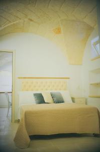 una camera con un grande letto di Casa Nenetta a Fasano