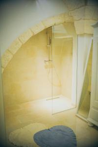 bagno con doccia e porta in vetro di Casa Nenetta a Fasano