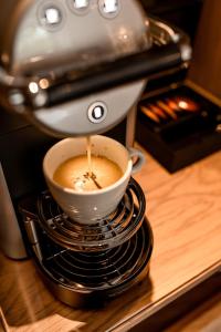 uma cafeteira está a fazer uma chávena de café em Stables Ashbourne em Ashbourne