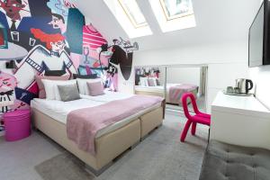 Schlafzimmer mit einem Bett mit Wandgemälde in der Unterkunft Butik Art Hotel in Budapest