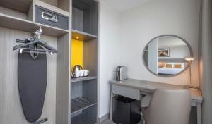 Um banheiro em Maldron Hotel Smithfield Dublin City