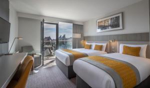 Cama ou camas em um quarto em Maldron Hotel Smithfield Dublin City