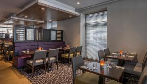 Um restaurante ou outro lugar para comer em Maldron Hotel Smithfield Dublin City mais 37 fotos