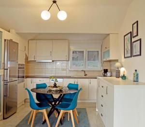 Kuchyň nebo kuchyňský kout v ubytování Joya Ofrynio Stylish Suites