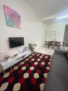 Μια τηλεόραση ή/και κέντρο ψυχαγωγίας στο Hanz Homestay Melaka- Muslim Homestay 2