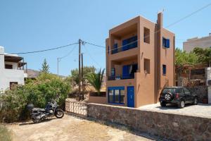 a motorcycle parked in front of a house at Absolute Perdika Aegina in Perdika