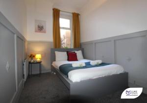 1 dormitorio con 1 cama grande y ventana en Luke Stays - Brinkburn Avenue, en Gateshead