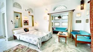 1 dormitorio con 1 cama y 1 sofá en Dia Homestay, en Pushkar