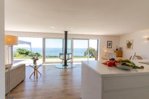 Una cocina con vista al mar en Finest Retreats - Avalon Sea Views, en Downderry