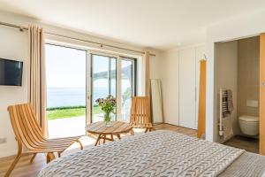 Un dormitorio con una cama y vista al mar. en Finest Retreats - Avalon Sea Views, en Downderry