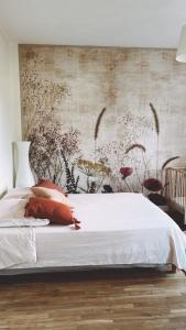 1 dormitorio con 1 cama blanca grande y pared en Grande maison familiale, Concarneau, en Trégunc