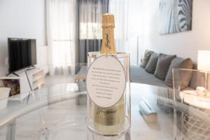 - une bouteille de vin assise sur une table en verre dans l'établissement Apartamento al lado de la Romareda, à Saragosse