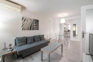 sala de estar con sofá y mesa en Apartamento al lado de la Romareda en Zaragoza