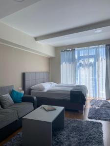 garni Hotel S.O.G.* * * في ترينسين: غرفة معيشة مع سرير وأريكة