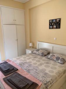 um quarto com uma cama com duas toalhas em Comfort apartment for small family em Loutraki