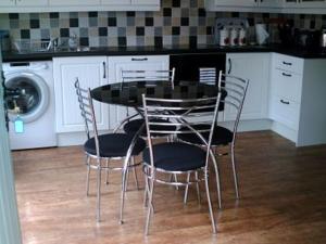 stół jadalny i krzesła w kuchni w obiekcie Prospect Barn w mieście West Witton