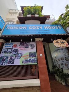 um sinal para uma casa sasonason aconchegante em um edifício em Saigon Cozy House & coffee em Cidade de Ho Chi Minh