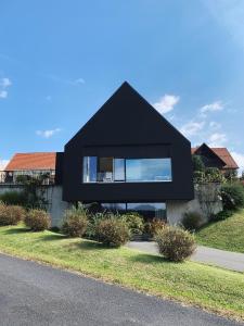 a black house on the side of a road at LOGIS125 I Barbara Hofmann in Gamlitz