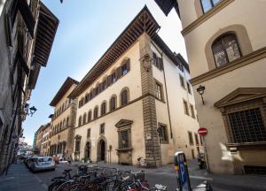un grupo de bicicletas estacionadas frente a un edificio en Palazzo Martellini Residenza d'epoca, en Florencia