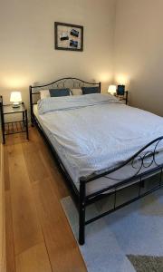 duże łóżko w sypialni z 2 lampami w obiekcie Apartament Dobre Miejsce w Olsztynie