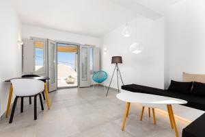 Posezení v ubytování SERAPIAS SUITES + 37 fotografií